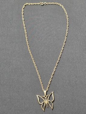 Estate Gold Tone Vintage Fashion Butterfly Pendant Necklace - 252